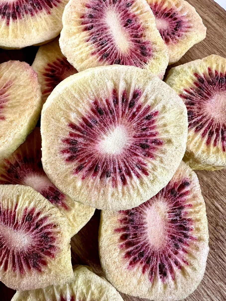 میوه خشک جذاب کیوی توسرخ با طعمی ی نظیر خشک خشده با به روز ترین دستگاه های فریزدرایر